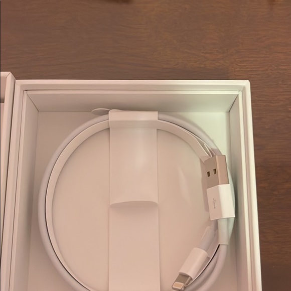 Second generation Apple AirPods - Picture 6 of 7